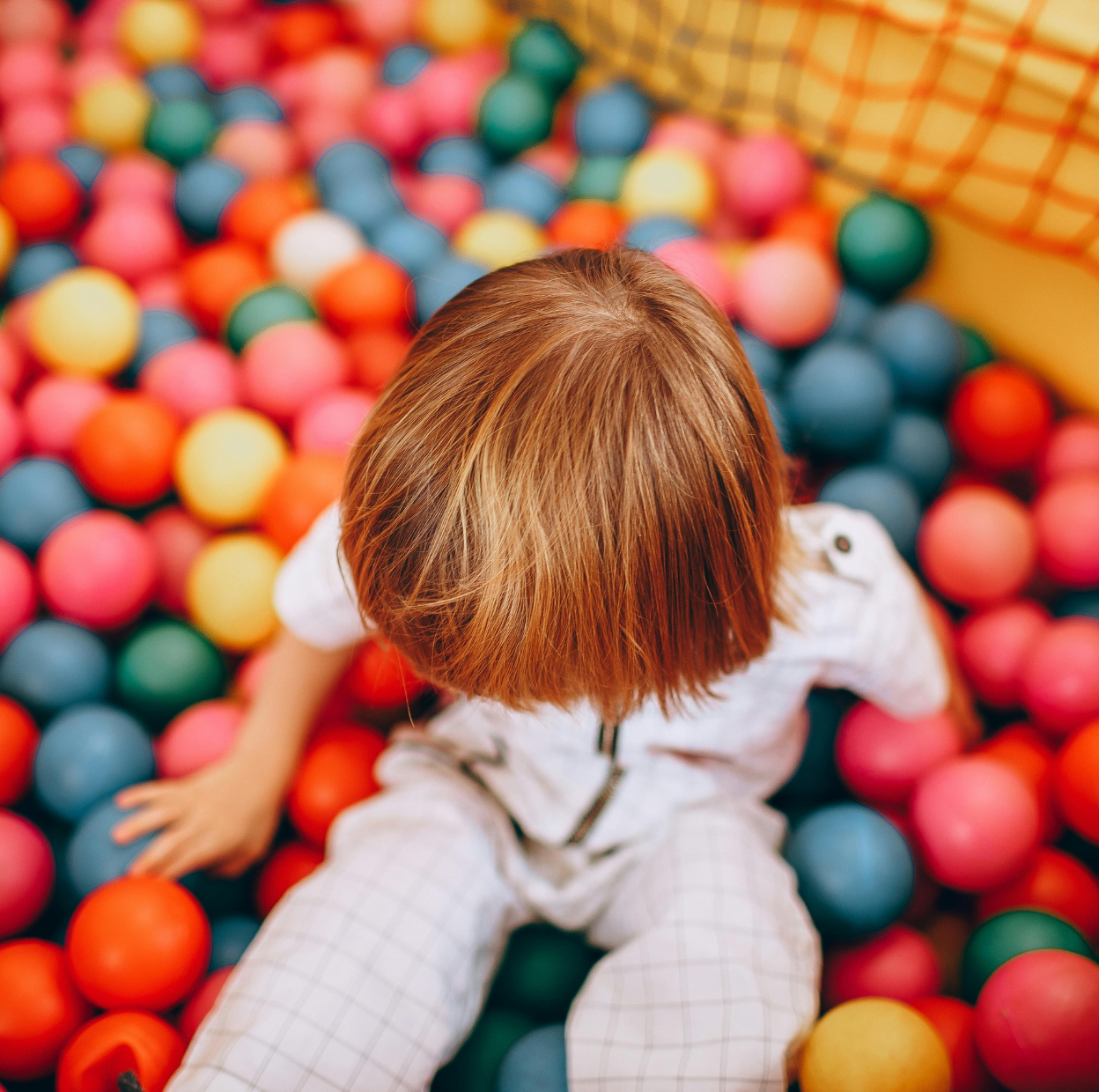 niños en parque de bolas murcia